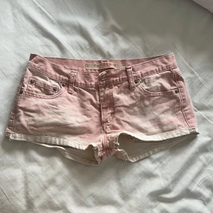 Rosa jeansshorts från TRF Denim - Snygga ljusrosa jeansshorts från TRF Denim med fem fickor och klassisk knappgylf. Shortsen har en cool ombre-effekt från rosa till vitt och råa kanter nertill för en avslappnad vibe. Perfekta för varma dagar och enkel att matcha med allt.