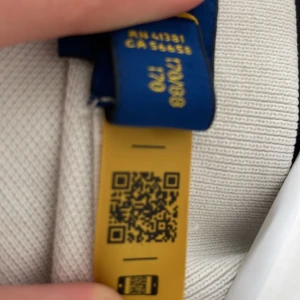 Vit pikétröja Polo Ralph Lauren XL - Klassisk vit pikétröja från Polo Ralph Lauren i slim fit-modell. Tröjan har korta ärmar, krage med knappar och den ikoniska broderade loggan på bröstet. Tillverkad i bomull för en skön och luftig känsla. Perfekt för en clean och stilren look. Ej strykt i bilderna. Stl xl i barn storlek men passar även S