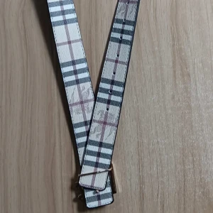 Burbbery bälte  - Säljer ett aldrig använt Burberry-bälte, helt nytt i toppskick. Vändbart med två olika färger, så du får två stilar i ett! Perfekt för dig som vill ha både kvalitet och flexibilitet. Bältet är 125 cm🙂