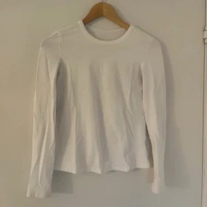 Vit basic långärmad T-shirt  - Vit basic långärmad T-shirt  
