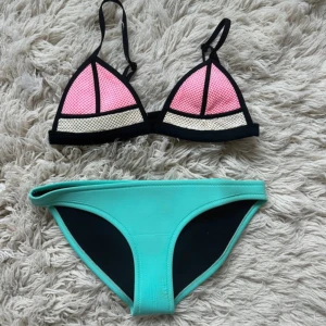 Triangl bikini  - Säljer denna bikini från TRIANGL🥰🩷underdel och överdel är i storlek M! Passar dock mindre. Obs! Det vita tyget är inte lika vitt som från början utan lite smutsvitt 