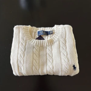 Ralph Lauren tröja kabelstickad - Säljer nu en vit Ralph Lauren tröja pågrund av att jag inte tycker att den passar mig. Den är helt ny och har inte använts. Vid önskan om fler bilder eller frågor så tveka inte på att skriva ett dm!!
