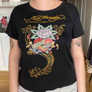Ed hardy t-shirt  - Skitcool tröja som jag aldrig använt, tror den är för barn då det står XXL men passar mig bra som har XS-S!