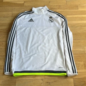 Real Madrid tröja - Real Träningströja från 15/16 säsongen, otroligt fet med fina färger och sido-zipper. Fråga för mått mm!