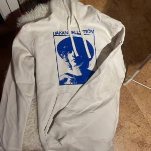 Vit Håkan Hellström Ullevi 2025 hoodie - Supersnygg Håkan Hellström hoodie från Ullevi 2025. Den är köpt på plats på Ullevi men måste tyvärr sälja den då den inte passade. Endast testad och aldrig använd så den ser sprillans ny ut! Det är bara att skriva vid frågor eller prisförslag!