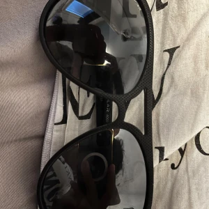 Svarta pilotbågar från Polar - Snygga svarta solglasögon från Polar med klassisk pilotform. Bågarna är i plast med diskret textur och mörka, polariserade glas. Perfekta för dig som vill ha en stilren och tidlös look med lite edge. Ny pris ligger vid 900kr