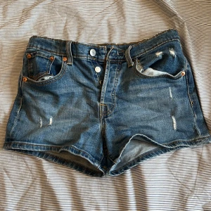 Jeans shorts. - Jeansshorts från Levis. Nästan nyskick. Lågmidjade. Justerbara i midjan. Passar perfekt nu till sommaren.  Storlek: xs  Pris är diskuterbart. Hör av dig om du vill ha mer info/bilder. 