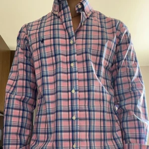 Rutig skjorta från Polo Ralph Lauren - Säljer en snygg rutig skjorta från Polo Ralph Lauren i custom fit. Skjortan är rosa och blå med vita detaljer. Skick är 10/10 då den är sprillans ny och aldrig använd. Passar perfekt nu till sommaren. Nypris cirka 1600!✌️😃