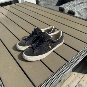Ralph Lauren Sneakers - Snygga mocka sneakers som jag säljer för de blivit för små, använts mycket men är fortfarande i okej skick, hör av dig vid frågor