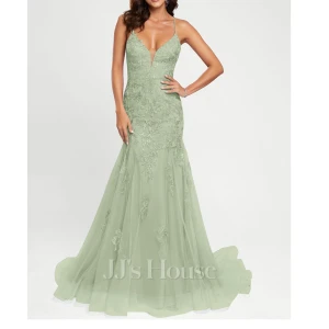 Balklänning - Supersnygg ljusgrön långklänning från JJ's House med smala axelband, djup v-ringning och snörning i ryggen. Klänningen har blommiga spetsapplikationer och är gjord i ett tunt, flowy material som ger en drömmig känsla. Prislappen sitter kvar! Och är endast testad. Nypris 2659kr. + frakt och tull som hamnade på en tusenlapp därav priset. Finns en matchande tygbit som är till för baldejten. Som man sätter i fickan på kostymen.💕Samt balklännings ”påse”. Betalade 199kr för den.