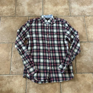 Morris skjorta  - En snygg skjorta i bra skick utan några som helst anmärkningar. Storlek 39 vilket motsvarar ungefär S. Hör av er vid ytterligare frågor annars fritt fram att köpa!                                            (Postar inom 24h)