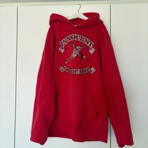 One of One ”Innocent” - Röd hoodie från One Of One, inköpt vid drop. Saknar några pärlor och snöret för luvan men ger ett väldigt bra helhetsintryck