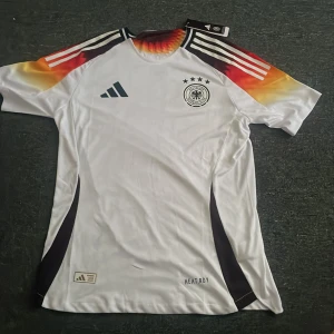 Tysklands landslagströja Adidas vit - Säljer min tyskland tröja från em 2024 och det är en playerversion. Tröjan är i toppskick och den är i storlek M. 