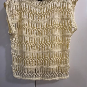 Gul tröja - En gul tröja från KappAhl i stl 40/42 som är i väldigt bra skicks säljs för 40 kr. 