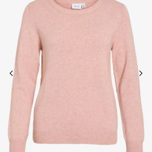 Ljusrosa stickad tröja från Vila - Supermjuk ljusrosa stickad tröja från Vila med rund halsringning och ribbade muddar vid ärmslut och nederkant. Perfekt basic med lång ärm som är enkel att matcha till jeans eller kjol. Snygg och enkel för en chill look.