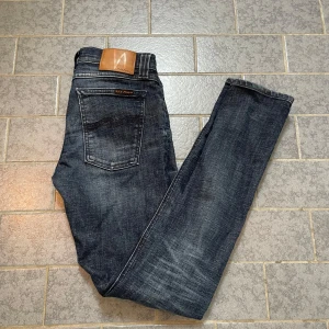 Nudie Jeans - Säljer ett par feta Nudie Jeans som är köpta för 1749kr och inte för använda💯 Dom är i 9/10 skick och är väldigt snygga🔥 Jag säljer dom för att dom blivit för små lite för snabb🧐 Priset kan diskuteras och skriv om funderingar eller bilder🔥🔥
