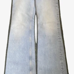 Ljusblåa flare/bootcut jeans - Säljer ett par ljusblå jeans med flare/bootcut passform. Klassisk femficksmodell med bälteshällor och snygg tvättad look. Perfekta för dig som gillar en avslappnad och trendig stil. Midjemått 72cm