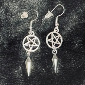 Handgjorda pentagramörhängen med spetshängen – alternativ stil -  Handgjorda örhängen med pentagram och spetsiga konhängen i metall – ett uttrycksfullt smycke för ockult & alternativ stil. Hypoallergena krokar, gummistopp medföljer. Handgjorda i ett enda exemplar. ✔ Längd: ca 5 cm | Bredd: ca 1,2 cm ✔ Skick: Nya & oanvända Prutning accepteras ej – men bundlerabatt erbjuds. Passa på att kika bland mina andra annonser också!  ⸻  