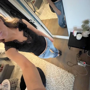 Festtopp - Säljer denna festtopp från only då jag tycker den är lite förstor i bröstet. Den är i bra skick, förutom ett litet hål i spetsen (se bild 4), men de är inget man märker av alls. Den är endast använd en gång och därför i superbra skick i övrigt. Storlek XS, skulle säga att den passar XS-S då den är stretchig men de beror helt på vilken kroppstyp man har. Tveka inte att höra av er vid frågor och lägg gärna prisförslag