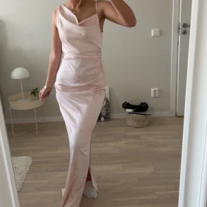 Addore klänning - Superfin ljusrosa klänning från Adoore. Endast använd en gång! Slutsåld på hemsidan💞💞