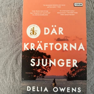 Där kräftorna sjunger  - En gripande roman om Kya, som växer upp ensam i North Carolinas våtmarker. Boken bjuder på spänning, naturmagi och en stark berättelse om att våga gå sin egen väg. Perfekt för dig som gillar mysterier, kärlek och att utforska det okända.