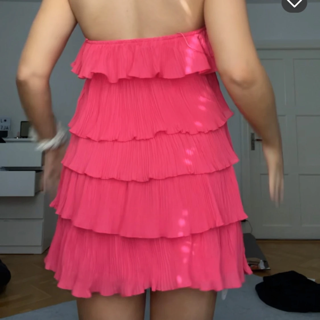 Axelbandslös rosa volangklänning - 1