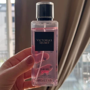 Victoria’s Secret Bodymist - Bodymist från Victoria’s Secret, 250ml. Knappt använd. Fruktig och somrig doft. 😍