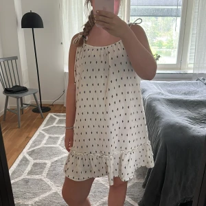 Vit kort sommarklänning med volang - Intressekoll på denna skit söta klänning från vila❤️🥹banden är knytband så man kan välja själv.