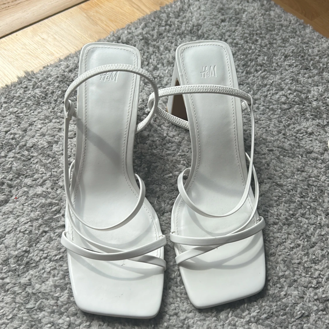 Vita sandaler med klack från H&M
