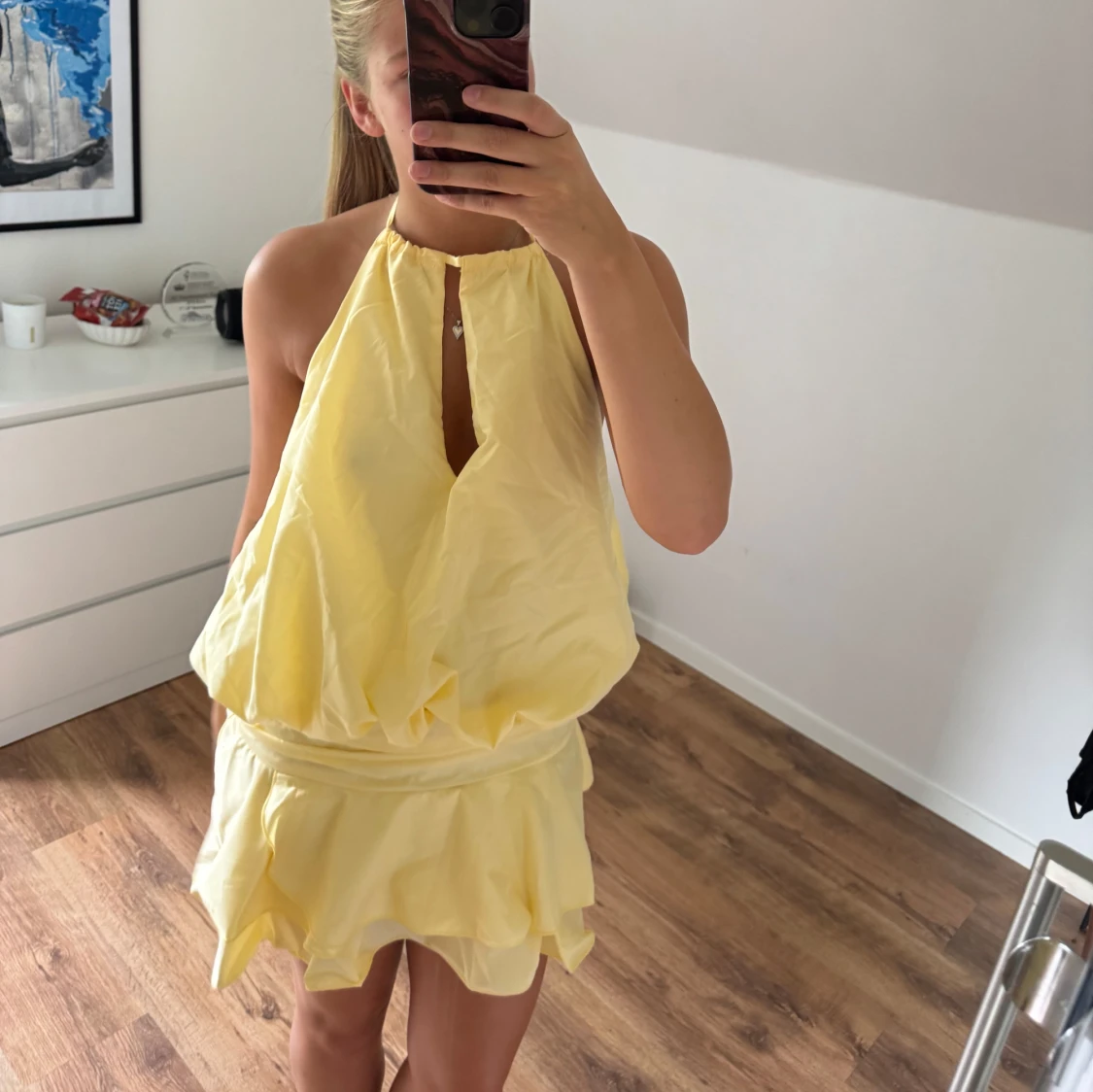 Gul volangklänning med halterneck