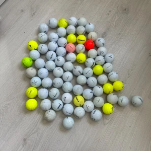 Golfbollar – Blandade märken och färger - Stort paket med golfbollar i olika färger och märken – perfekt för dig som vill träna eller spela utan att oroa dig för att tappa bollar. Passar både nybörjare och erfarna golfare. Flera färgglada bollar för extra synlighet på banan.