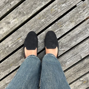 Svarta mockaloafers med rund tå - Stilrena svarta loafers i mocka med klassisk rund tå och låg profil. Perfekta för en clean och avslappnad look, passar lika bra till jeans som till mer dressade outfits. Skorna har en enkel design utan synliga detaljer förutom den mjuka mockan.