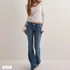 True Religion Jeans  - Säljer dessa lågmidjade jeansen från True Religion då de inte kommer till användning så mycket. De är som nya! Endast använda 2-3ggr. Nypris 1399:-,  hör av er vid frågor 💕