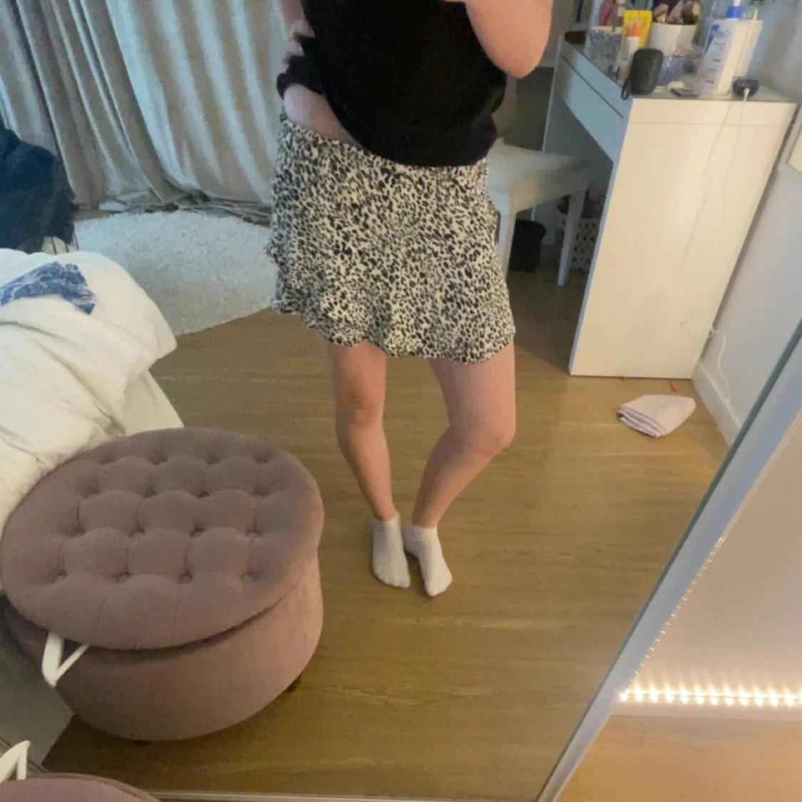 Leopardmönstrad kortkjol med volang - 1