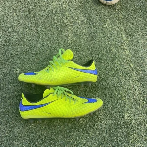 Nike Hypervenom - Skorna är väldigt unika där skon är väldigt eftertraktad.                               Skick:7,8/10.                                           Storlek:44 men passar även 43 