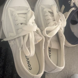 Vita Converse One Star sneakers - All star sneakers i strl 39,5 de är aldrig använda, endast testade då det är försent för att lämna tillbaka säljer ja nu de istället. Väldigt populära.