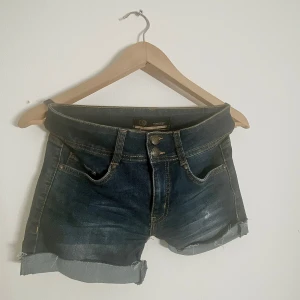 Låg midjade Jeans shorts  - As snygga jeans short som jag säljer pga kommer inte till användning längre, använt 2 gånger å det är gamla jeans som ja har sytt om💗