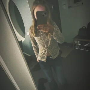 Beige leopardmönstrad kofta från Zara - Superfin kofta från Zara i beige och grått leopardmönster. Långärmad med rund halsringning och knappar framtill. Knappt använd, inga defekter💕