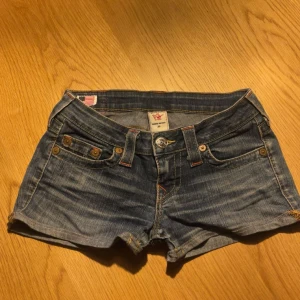 True religion shorts - Säljer ett par true religion shorts i W25, midjemått tvärsöver är ungefär 35-36cm. De är Lågmidjade och i väldigt bra skick 💗💗pris kan alltid diskuteras 
