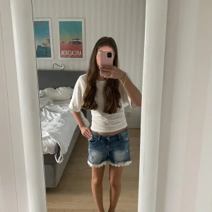 Jeans short med broderi - Säljer ett par jättesnygga jeans short med broderi nertill.💕 Shortsen är från Chica London i storlek 36. Jag har använt shortsen få gånger eftersom de inte passar mig. Dem är dock köpta på Vinted så kan vara använda några gånger fler, men det är inget som märks eller syns på plagget!💕PRIS KAN DISKUTERAS💕