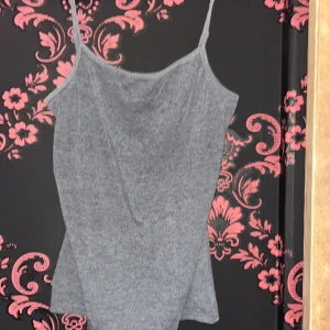 Grå linnetopp från Still, storlek M - Säljer en enkel och stilren grå linnetopp från Still i storlek M. Toppen har smala axelband och en rak, något figurnära passform. Perfekt att matcha med jeans eller kjol för en clean look.