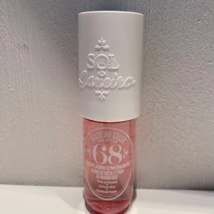 Sol de Janeiro Cheirosa 68 Parfymmist - Parfymmist från Sol de Janeiro, Cheirosa 68 Brazilian Crush med doft av brasiliansk jasmin och pink dragonfruit. Flaskan är genomskinlig med rosa vätska och har en stor vit plastkork. Rymmer 90 ml och har sprayfunktion. Bara använd ett par gånger. 