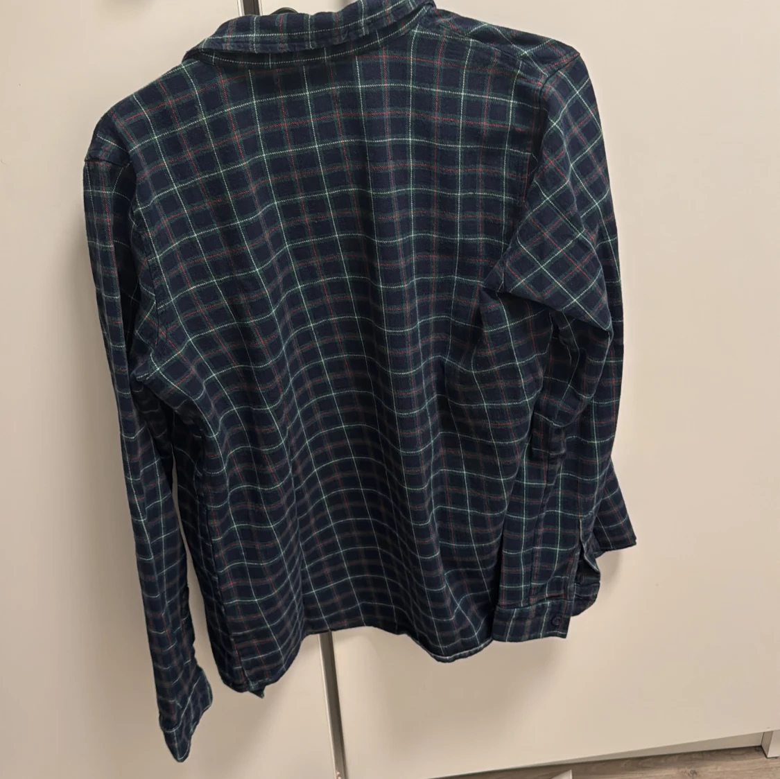 Mörkblå rutig skjorta med ficka - 1