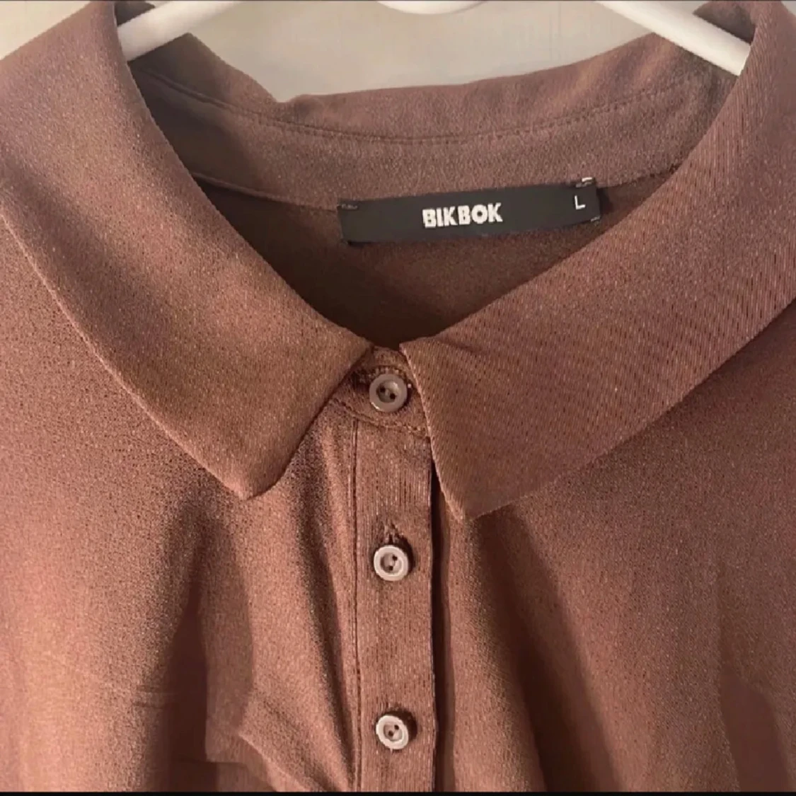 Brun blus med knappar från Bik Bok - 2