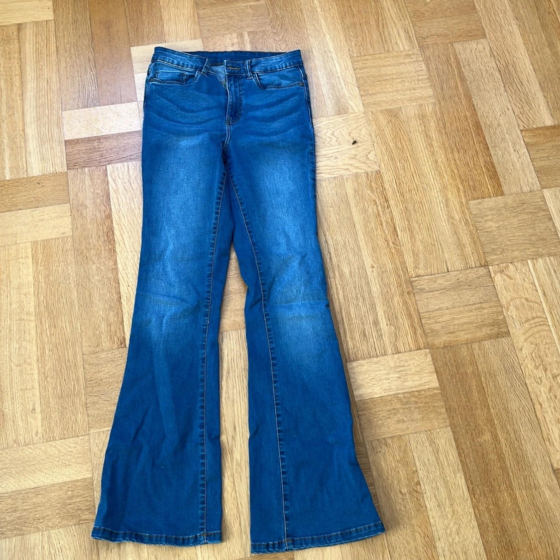 Blå bootcut jeans med hög midja