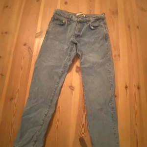 Levi's 501 ljusblå jeans W31 L30 - Klassiska Levi's 501 jeans i ljusblå tvätt med raka ben och fem fickor. Jeansen har knappgylf och den ikoniska läderpatchen bak i midjan. Perfekt passform för dig som gillar tidlös stil och denim. Storlek W31 L30.