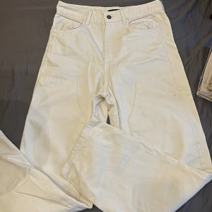 Kräm Vita wide jeans från Bershka - Säljer ett par vita jeans från Bershka med baggy fit