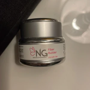 NG Fiber Builder UV/LED Gel - NG Fiber Builder UV/LED Gel från Nagelgiganten är en gel för nagelförlängning och förstärkning. 