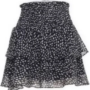 Svart kortkjol med vita prickar Chelsea - Supersöt svart kortkjol från Chelsea i storlek XS med vita prickar och volanger. Kjolen har smockad midja som sitter skönt och ger en snygg passform. Perfekt att styla med en enkel topp och sneakers för en chill look.