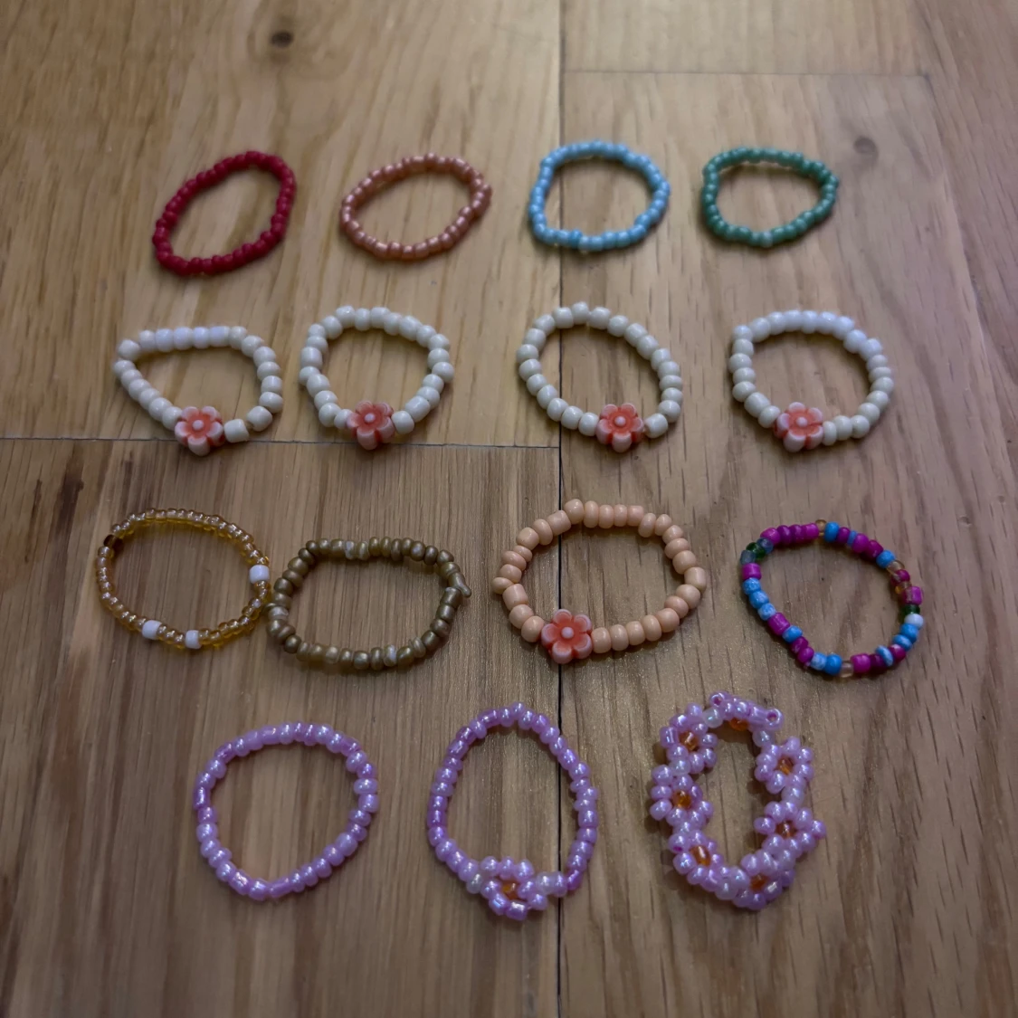 Färgglada pärlringar med blommor - 1